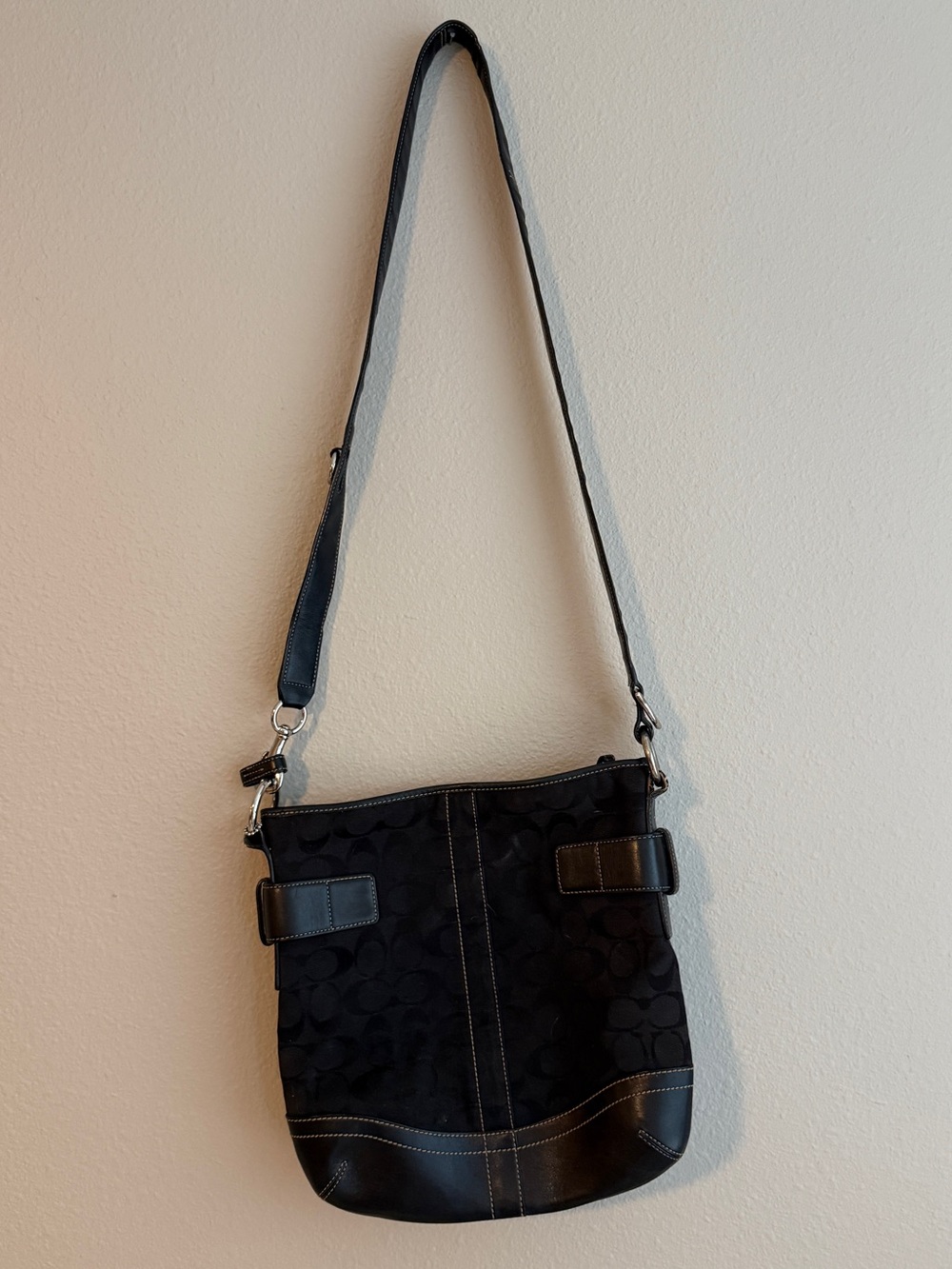 VTG Y2K COACH Soho Slim Duffle Shoulder Bag Buckle Black Signature Jacquard 3574 - Picture 2 of 7